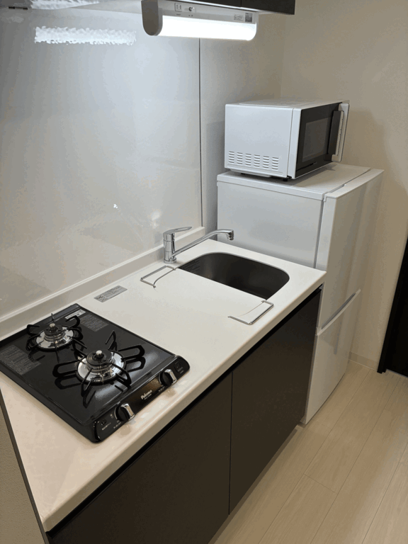キッチン　二口コンロ、冷蔵庫、電子レンジ