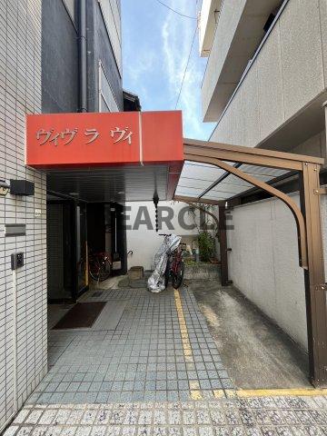 エントランス　落ち着いたエントランスです