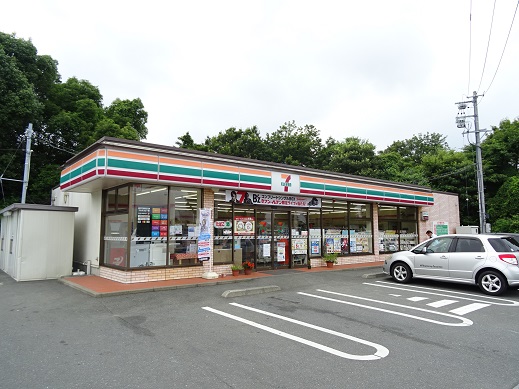 コンビニ　セブンイレブン（コンビニ）まで616m