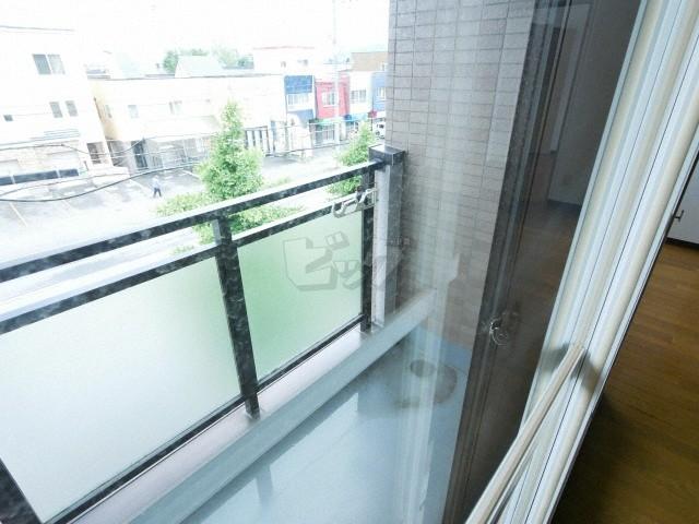 バルコニー　嬉しいバルコニー付き！夏季の洗濯物干しに♪