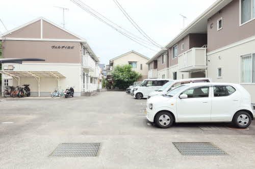 駐車場　広々とした駐車場になっています。