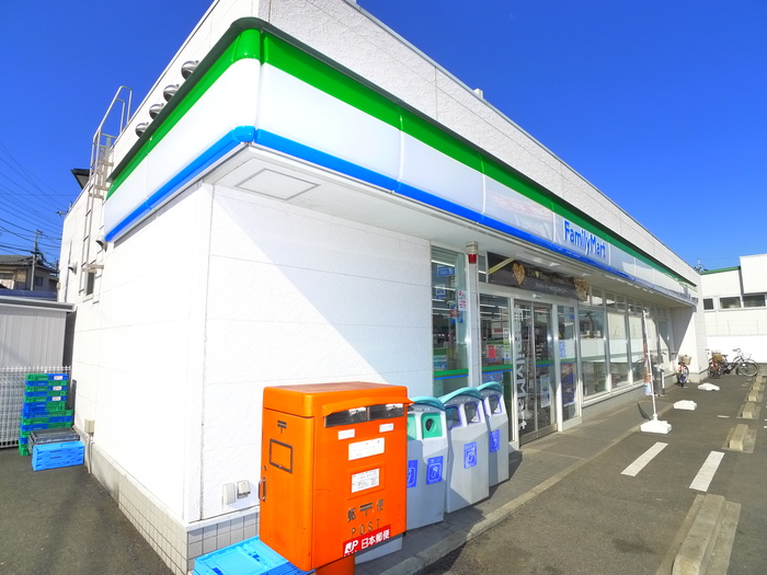 コンビニ　ファミリーマート（コンビニ）まで700m