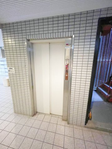 その他共有部分　エレベーターがあると重たい荷物も簡単に部屋まで運べますよ