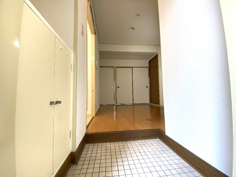 玄関　玄関を一歩入ると・・・こんな感じです。