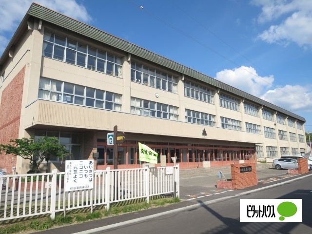小学校　旭川市立春光小学校（小学校）まで699m