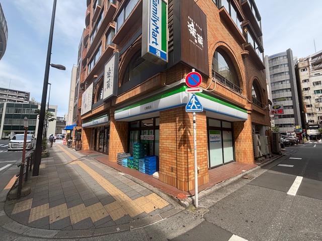 コンビニ　ファミリーマート日暮里店（コンビニ）まで133m
