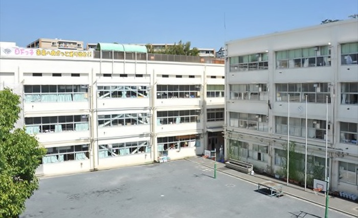小学校　横浜市立日下小学校（小学校）まで369m