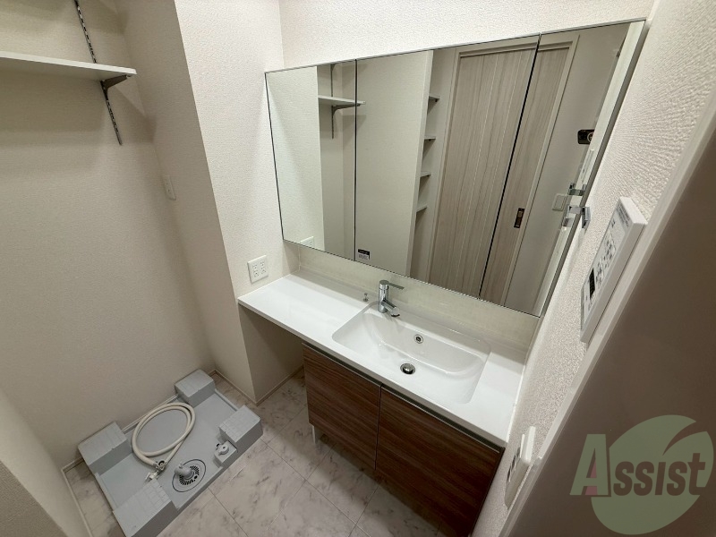 洗面設備　洗面台。朝の身支度はここでばっちり決めましょう。