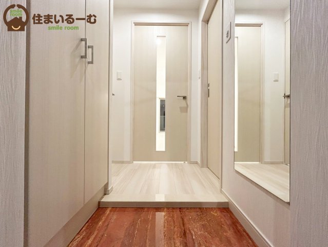 玄関　姿見、大型シューズbox付き