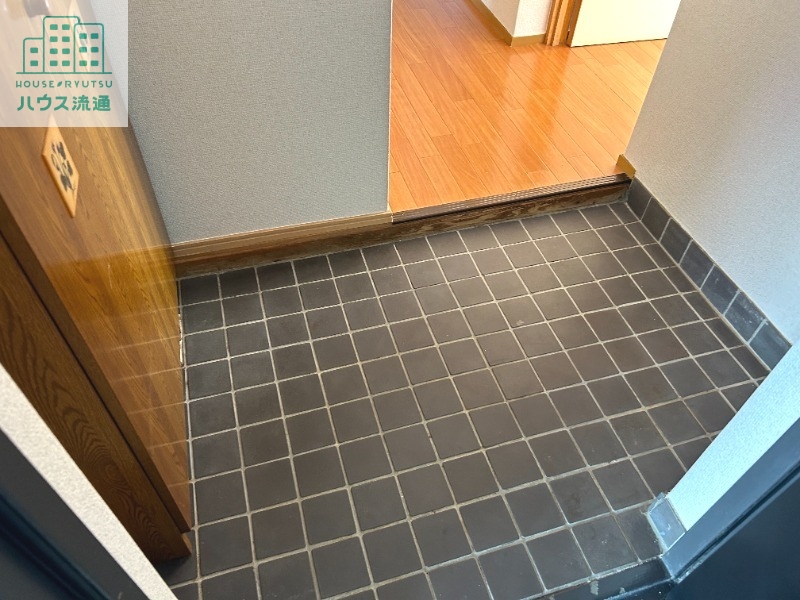 玄関　※別号室の写真になります。