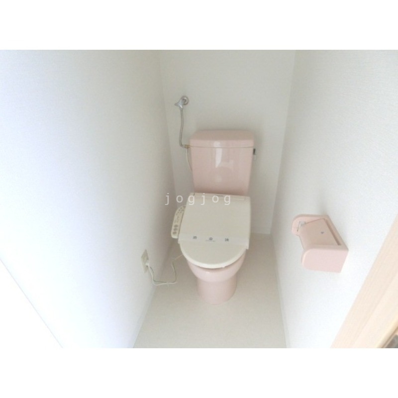 トイレ　嬉しい温水洗浄便座付きのトイレです。
