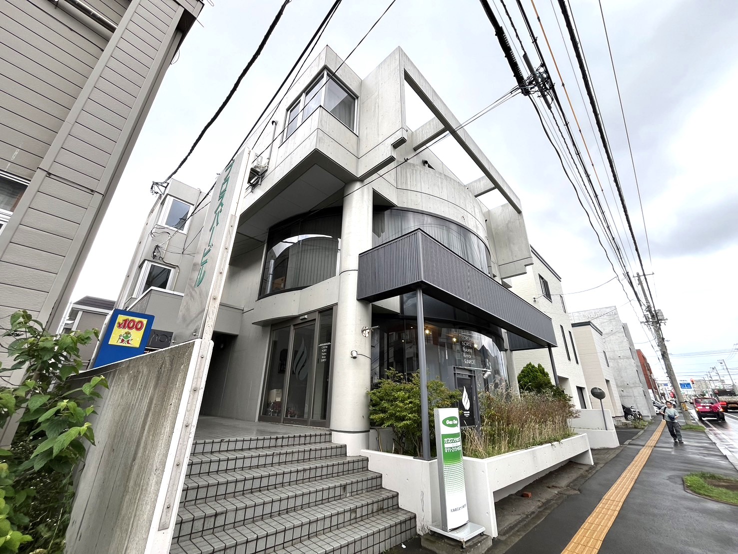 建物外観　経済的な灯油ストーブ！オシャレなカウンターテーブル！☆