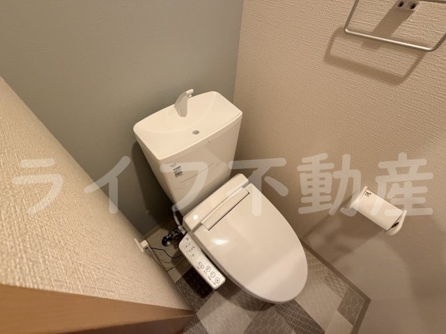トイレ　落ち着いた色調のトイレです