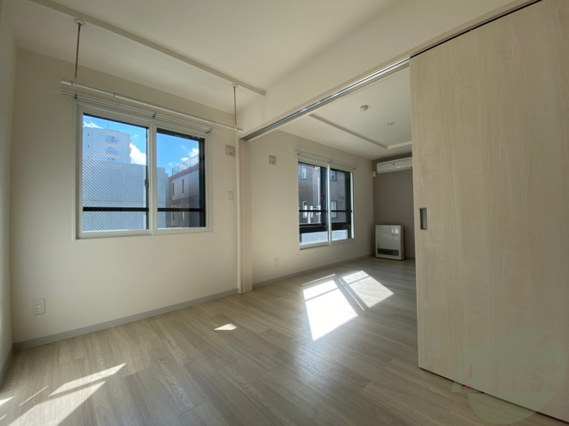 その他部屋・スペース　寝室はこちらです。光が差し込む、温かみのあるお部屋です。