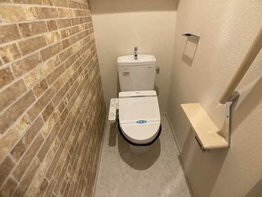 トイレ　洗浄機能付き暖房便座のトイレです。おしゃれなアクセントクロ…