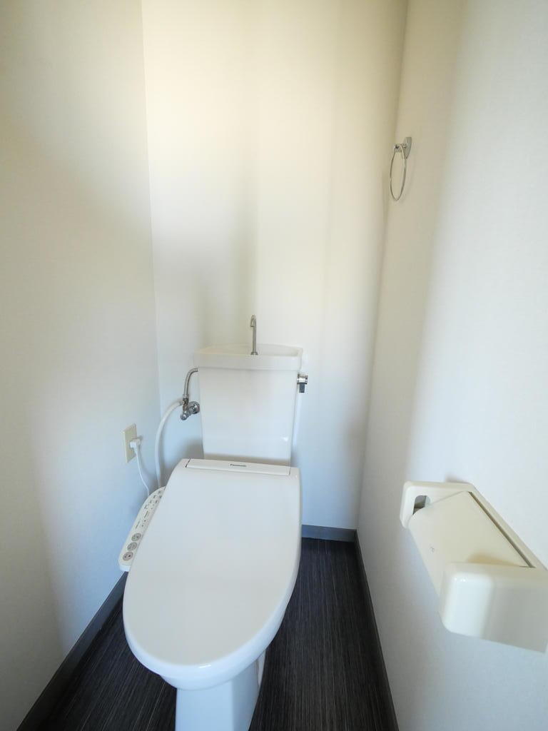 トイレ　温水洗浄便座つきのトイレです