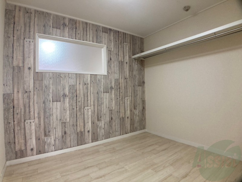 その他部屋・スペース　寝室はこちらです。光が差し込む、温かみのあるお部屋です。