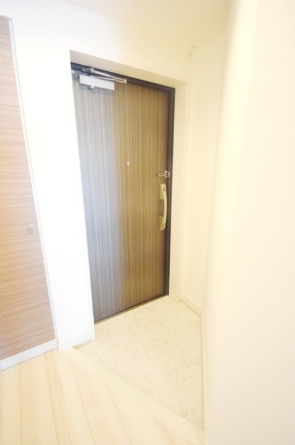 玄関　※同建物内の別部屋参考写真です
