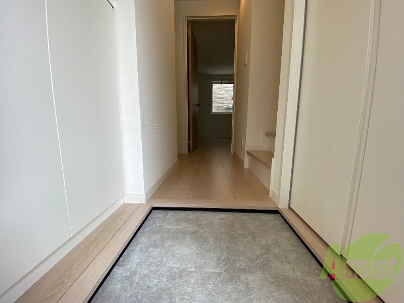 玄関　こちらが玄関です。玄関口が広く、荷物の持ち運びも安心です。