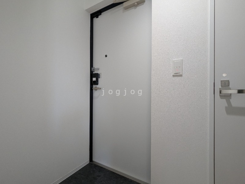 玄関　１０１号室の写真となります。
