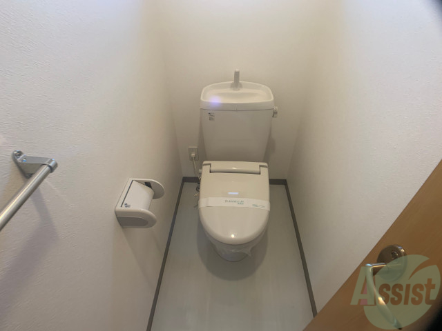 トイレ　こちらはトイレです。清潔感があり、広さもありますね。