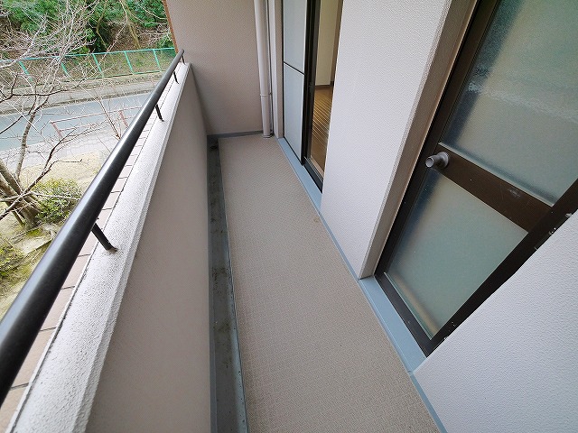 バルコニー　暖かな日差しのふりそそぐバルコニー