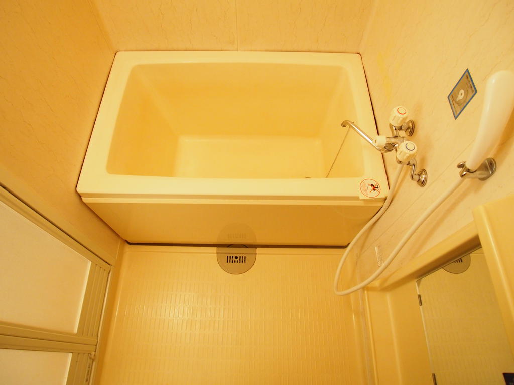 バス・シャワールーム　給湯式の浴室なのでゆったり入浴ができます！！　＊追焚無