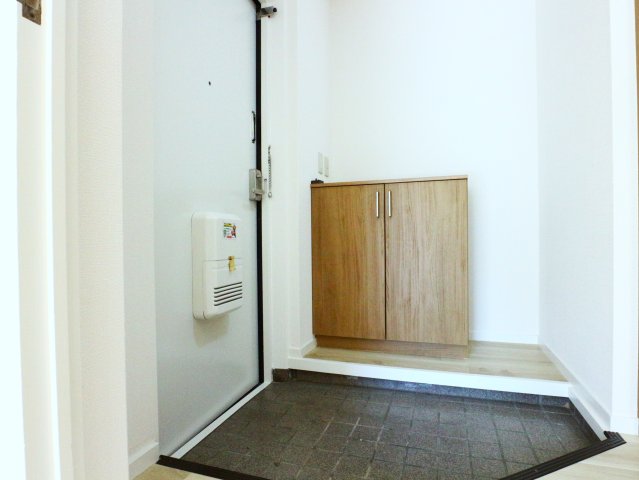 ＪＲ東海道本線 静岡駅 バス乗車時間：18分 最寄りバス停で下車 徒歩3分 3階建 築40年の玄関写真