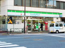 コンビニ　ファミリーマート四谷四丁目店（コンビニ）まで79m