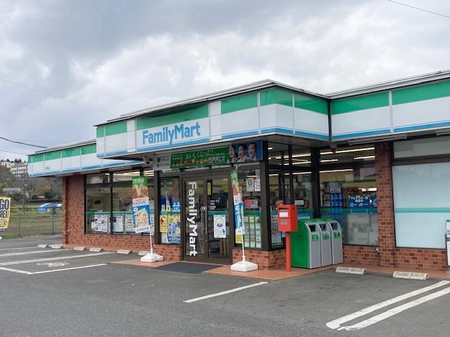 コンビニ　ファミリーマート 市貝店（コンビニ）まで1400m
