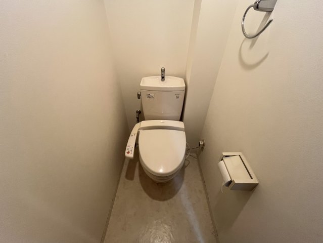 トイレ　同物件別部屋写真
