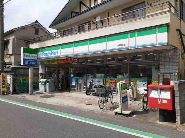 コンビニ　ファミリーマート（コンビニ）まで800m