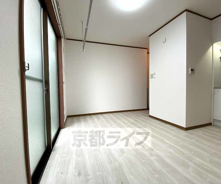 居室・リビング　落ち着いた雰囲気のお部屋です