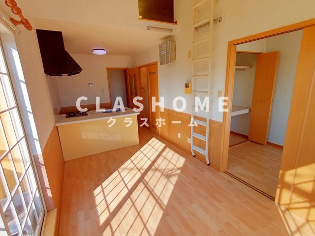 居室・リビング　同物件の別部屋になります。