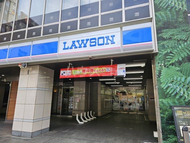 コンビニ　ローソン　新宿区役所通店（コンビニ）まで651m