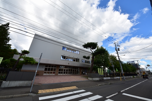 中学校　札幌市立東白石中学校（中学校）まで593m