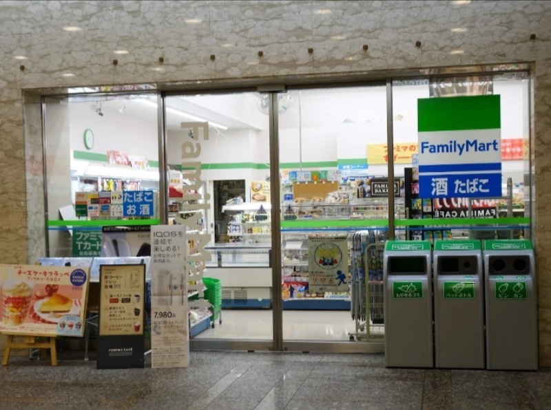 コンビニ　ファミリーマートOBPKDDI大阪ビル店（コンビニ）まで558m
