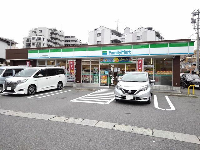 コンビニ　ファミリーマート（コンビニ）まで800m