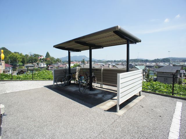 その他共有部分　屋根付きの駐輪場があります♪