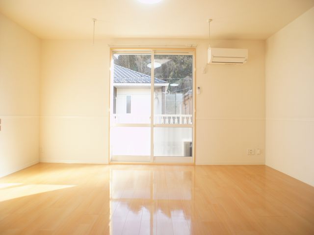 居室・リビング　日当たり良好！うれしい室内物干しが付いています♪