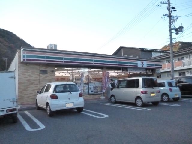 コンビニ　セブンイレブン（コンビニ）まで560m
