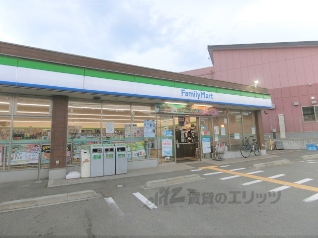 コンビニ　ファミリーマート枚方尊延寺店（コンビニ）まで300m