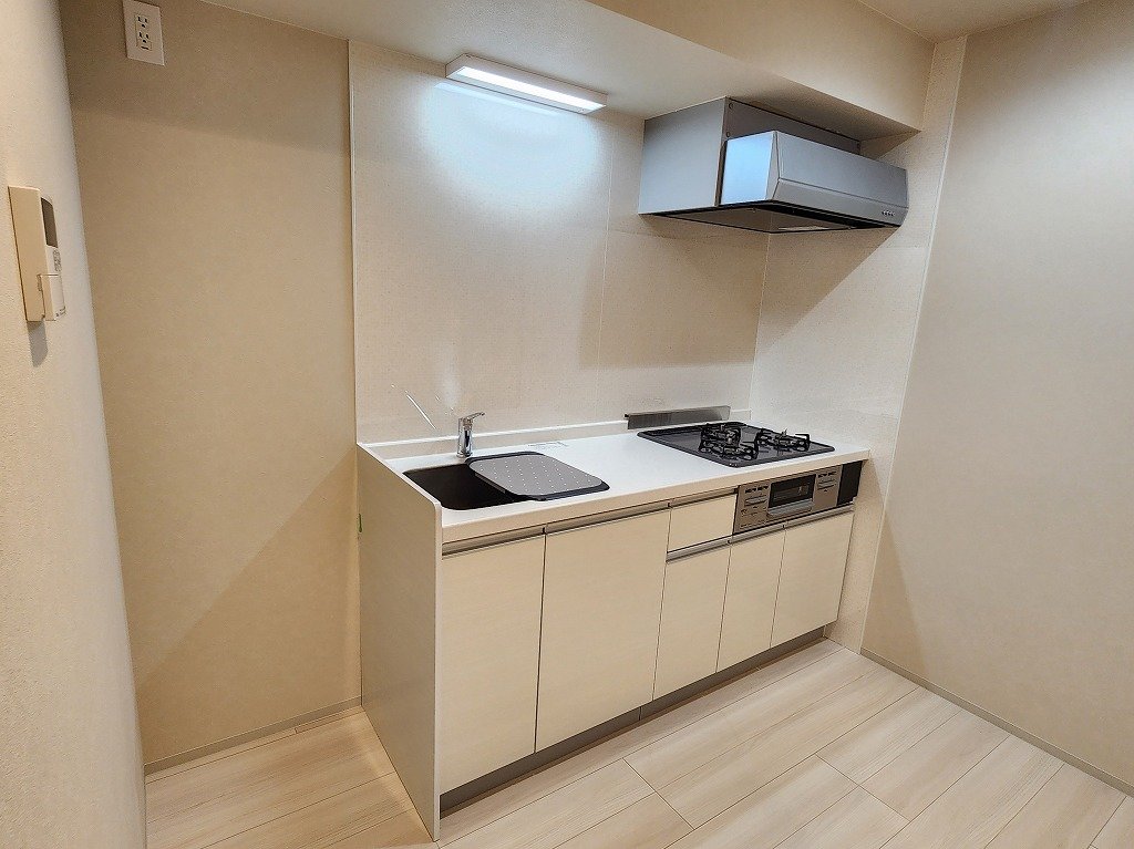 キッチン　冷蔵庫置場・３口システムキッチン　給湯リモコン付き