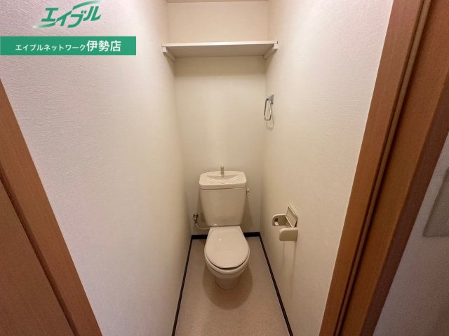 トイレ　同物件別部屋の写真です。