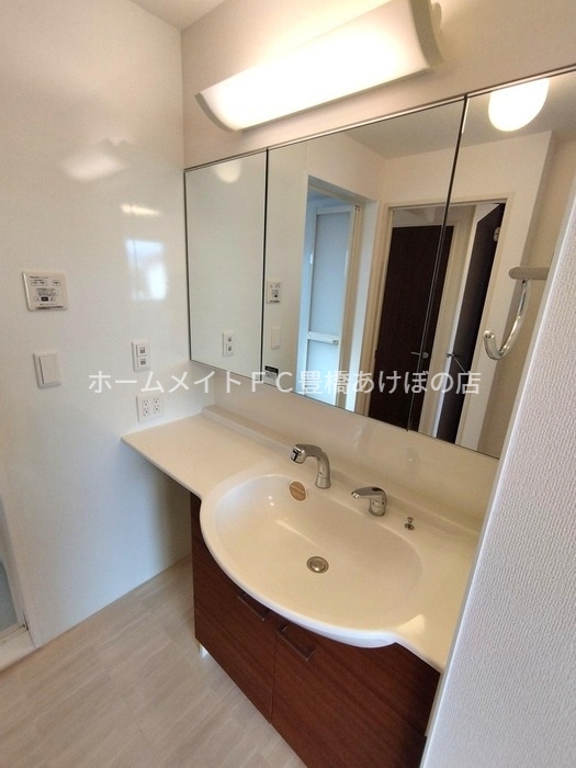 洗面設備　同型別部屋写真（反転）
