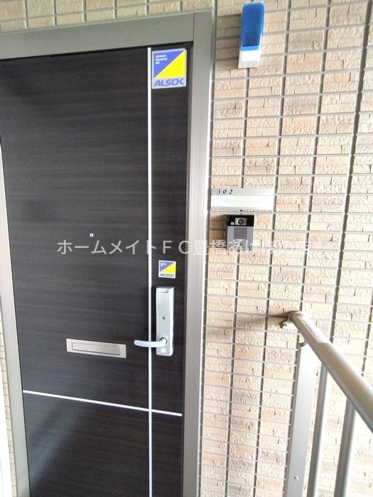 玄関　同型別部屋写真（反転）
