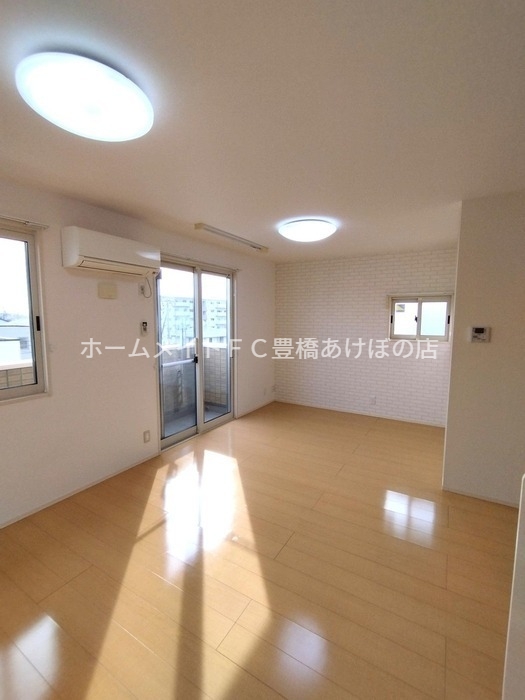 居室・リビング　同型別部屋写真（反転）