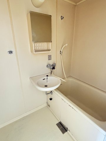 バス・シャワールーム　☆バス・トイレ別なので広々使えます☆※参考写真
