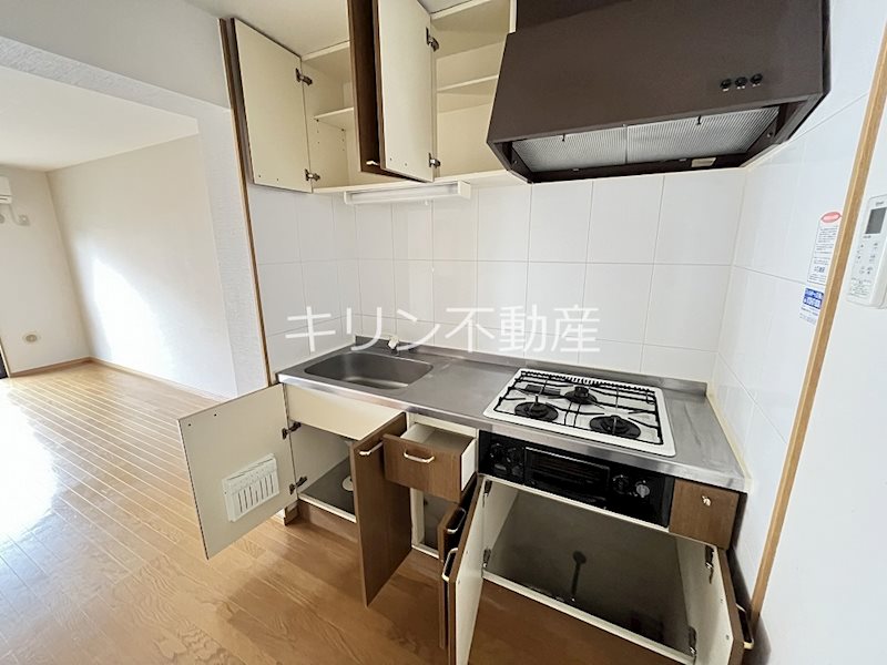 キッチン　同建会社同モデル。床材及び建具の色や設備等は実際の室内にてご