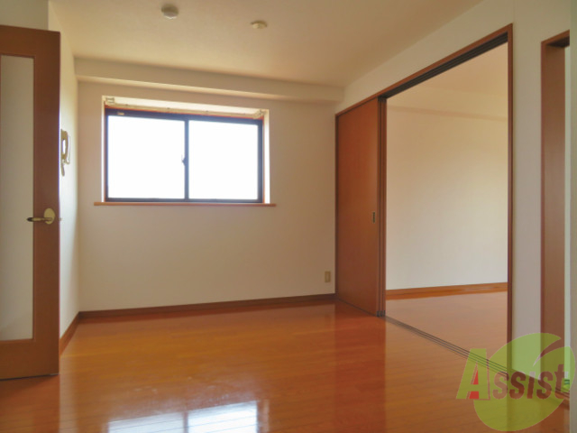 居室・リビング　窓から入る日差しが暖かいお部屋ですね～～。